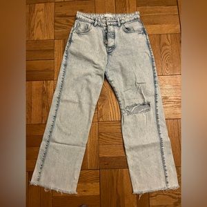 Lightly used size 4 light wash Zara jeans.